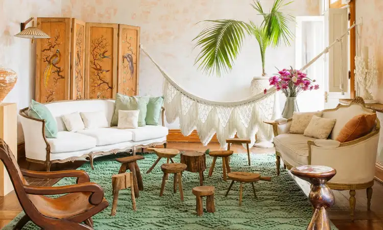Desain ruang keluarga bohemian, Sumber: hearstapps.com