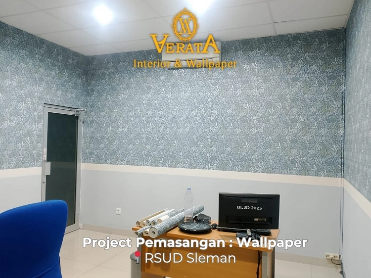 Pemasangan wallpaper di rumah sakit Sleman, Sumber: doc pribadi