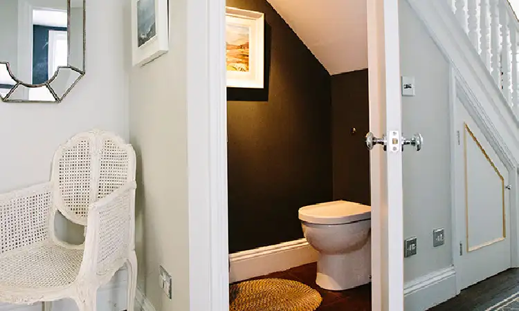 Toilet bawah tangga, Sumber: hzcdn.com