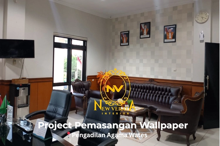 Pemasangan wallpaper motif di PA Wates, Sumber: doc pribadi