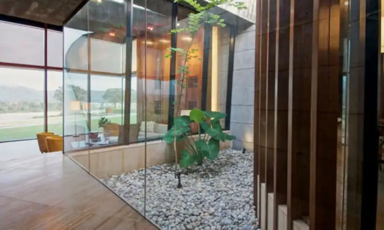 Indoor Garden with Glass Corridor, Sumber: decoist.com