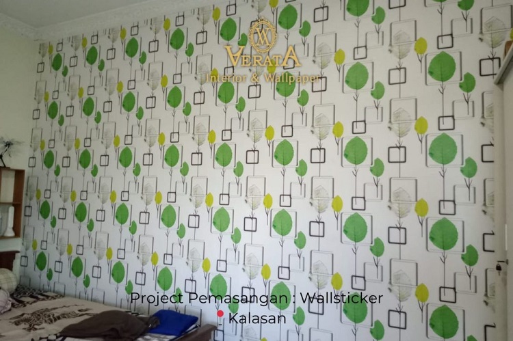 Pemasangan wallsticker pada proyek Oktober 2021, Sumber: doc pribadi