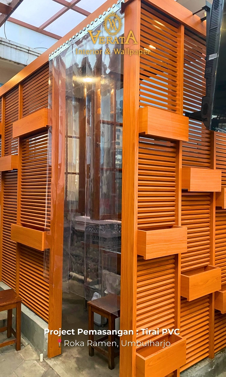 Pemasangan tirai PVC resto Jogja, Sumber: doc pribadi