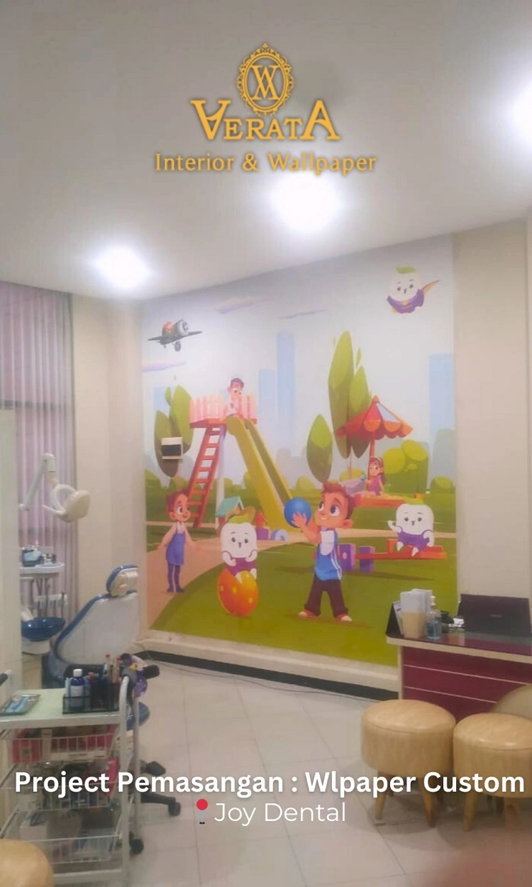 Pemasangan wallpaper custom klinik gigi Godean, Sumber: doc pribadi