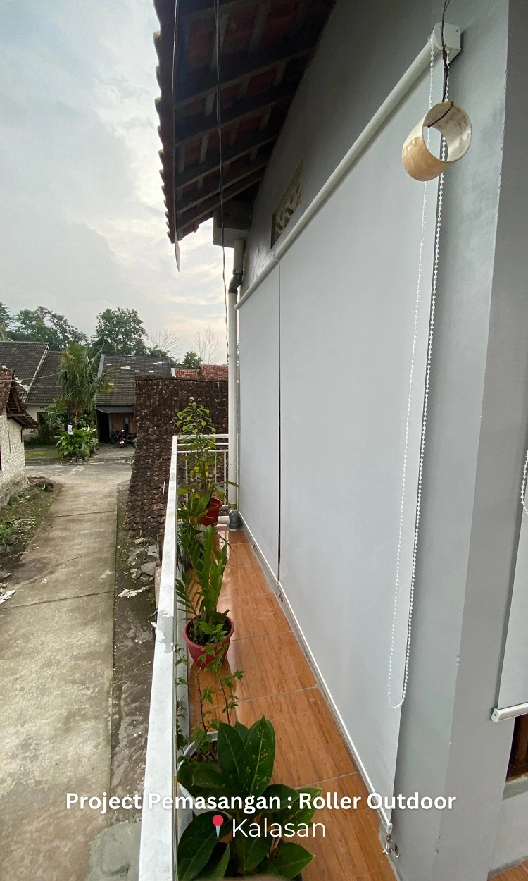 Roller blind untuk area outdoor, Sumber: doc pribadi