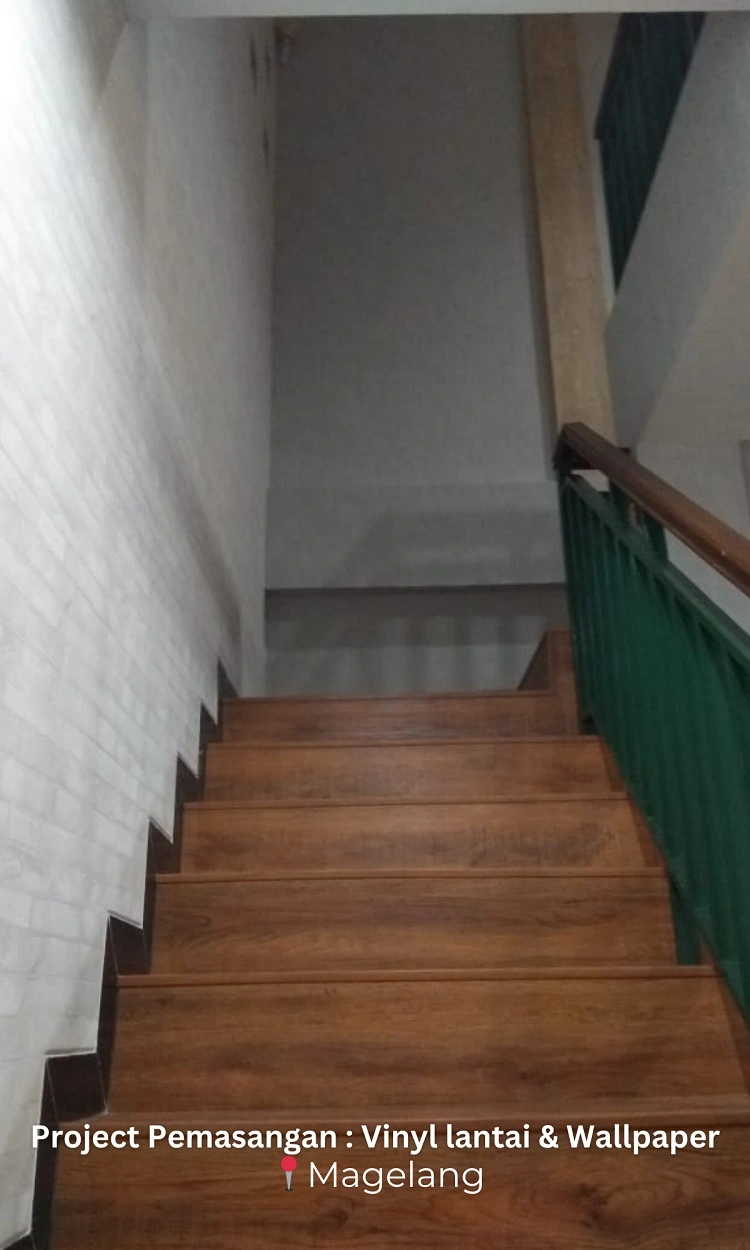 Lantai vinyl pada tangga cafe, Sumber: doc pribadi