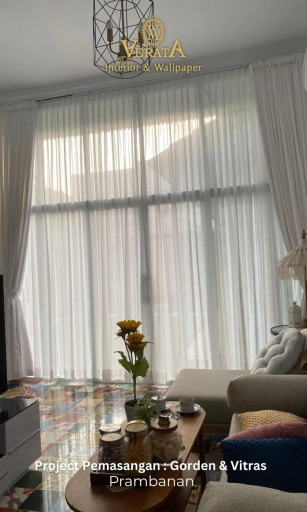 Pemasangan gorden vitrase di Prambanan, Sumber: doc pribadi