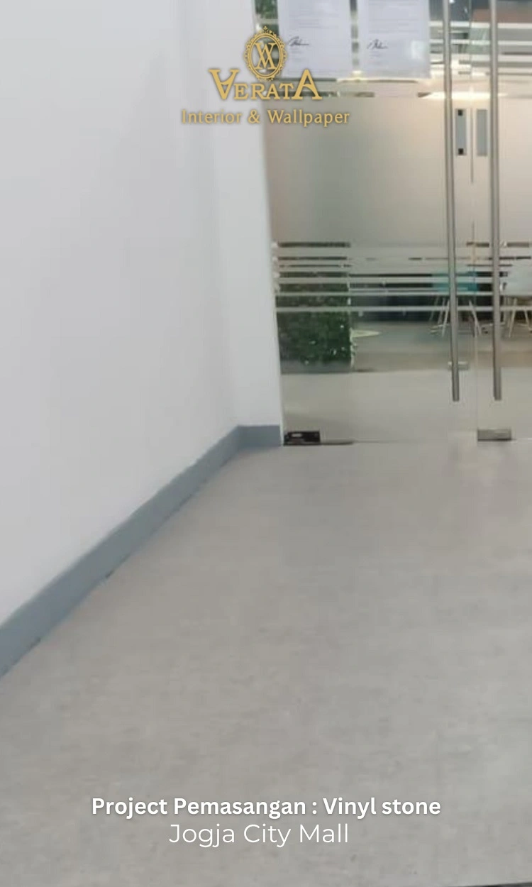 Pemasangan lantai vinyl di Jogja City Mall, Sumber: doc pribadi
