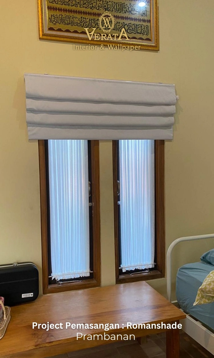 Roman shade pada area ruang makan, Sumber: doc pribadi