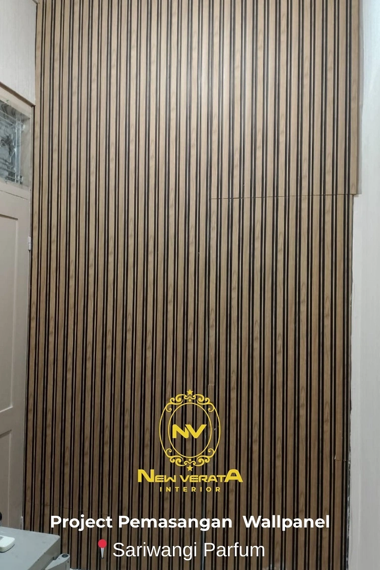 Pemasangan wallpanel di toko parfum Jogja, Sumber: doc pribadi