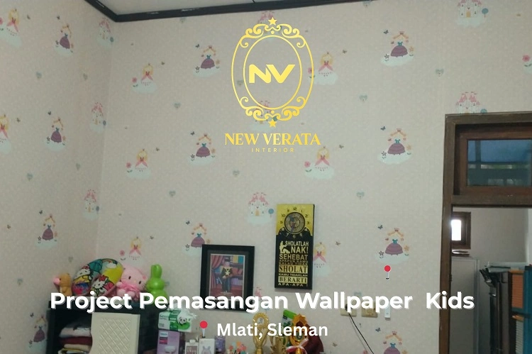 Pemasangan wallpaper kids di Mlati, Sumber: doc pribadi