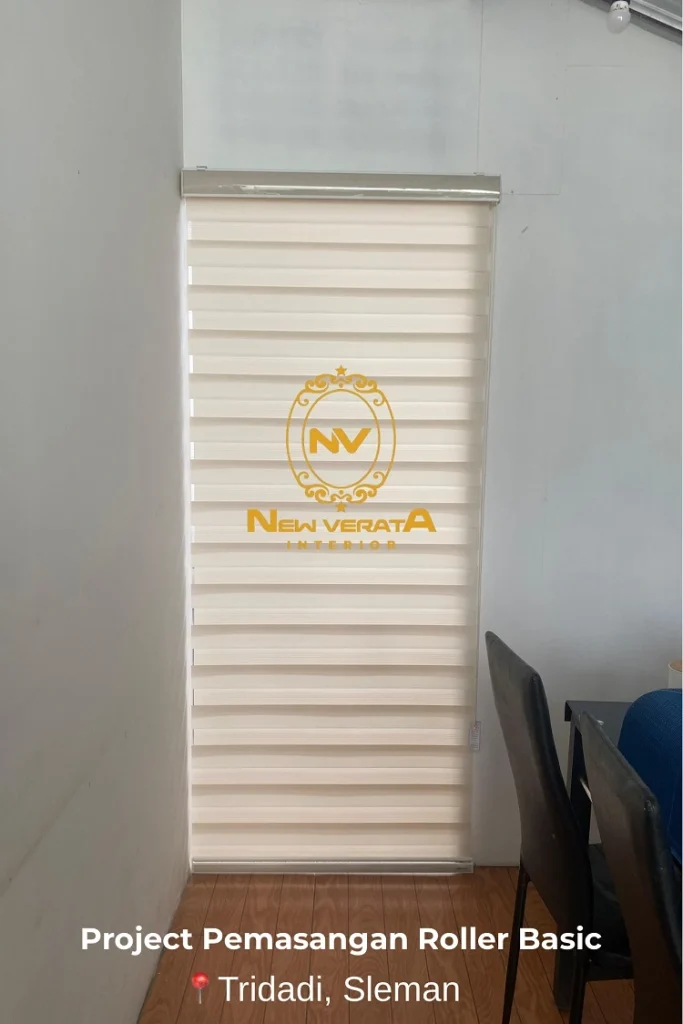 Roller basic warna off white di ruang makan, Sumber: doc pribadi
