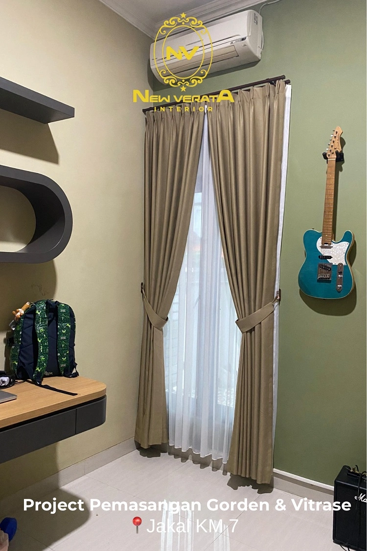 Pemasangan gorden vitrase di Jalan Kaliurang, Sumber: doc pribadi