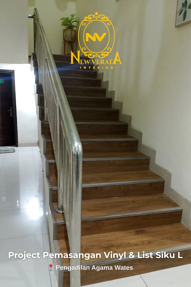 Pemasangan lantai vinyl pada area tangga, Sumber: doc pribadi