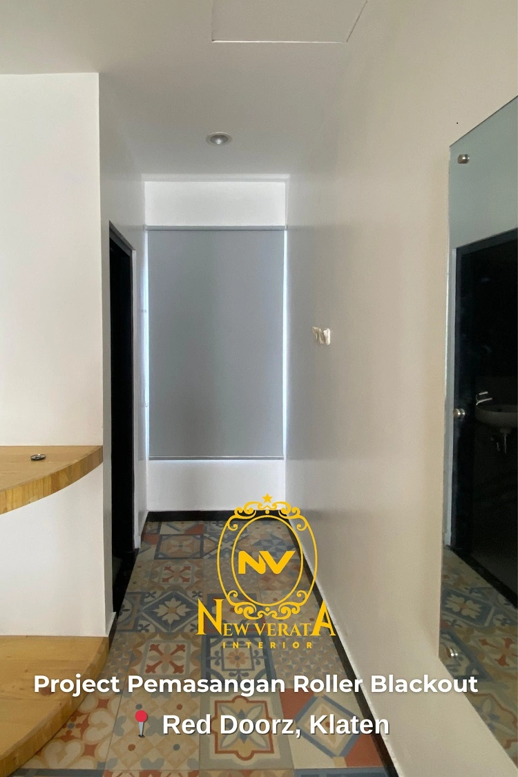 Pemasangan roller blackout di RedDoorz Klaten, Sumber: doc pribadi
