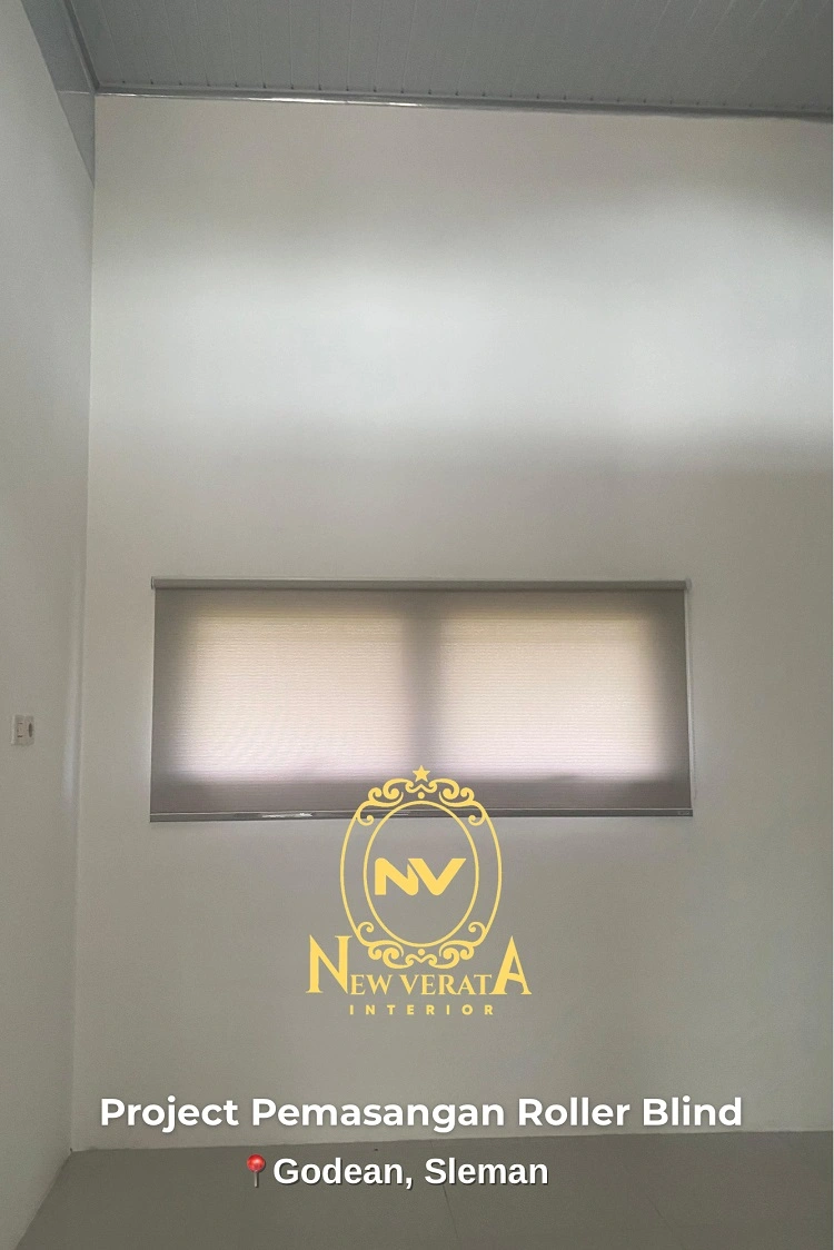 Pemasangan roller blind di kamar kos Sleman, Sumber: doc pribadi