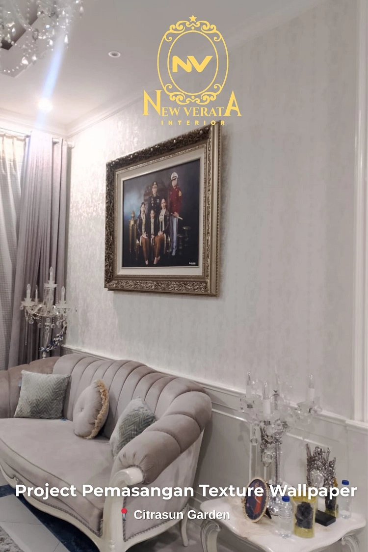 Pemasangan wallpaper textured di perumahan Sleman, Sumber: doc pribadi