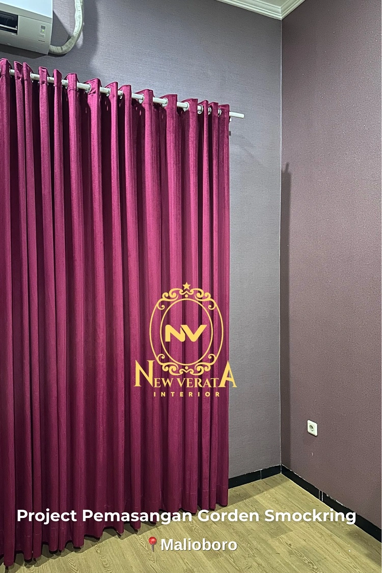 Pemasangan gorden smockring di Malioboro, Sumber: doc pribadi