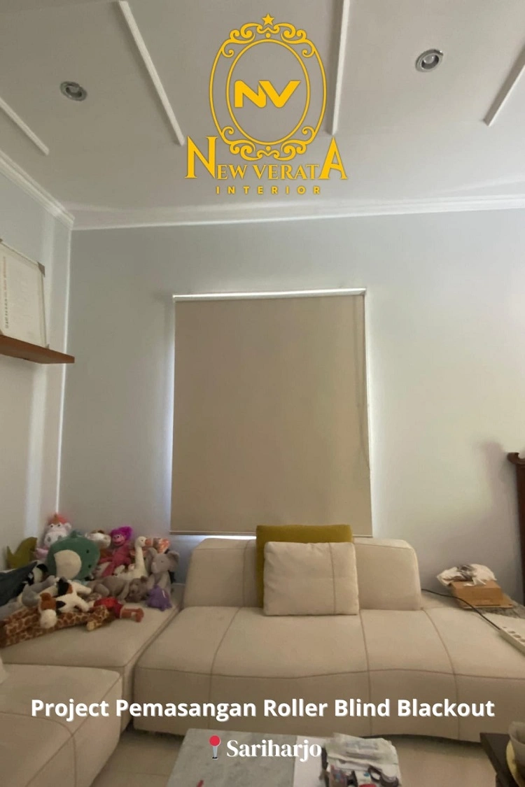 Pemasangan roller blind blackout pada ruang keluarga, Sumber: doc pribadi