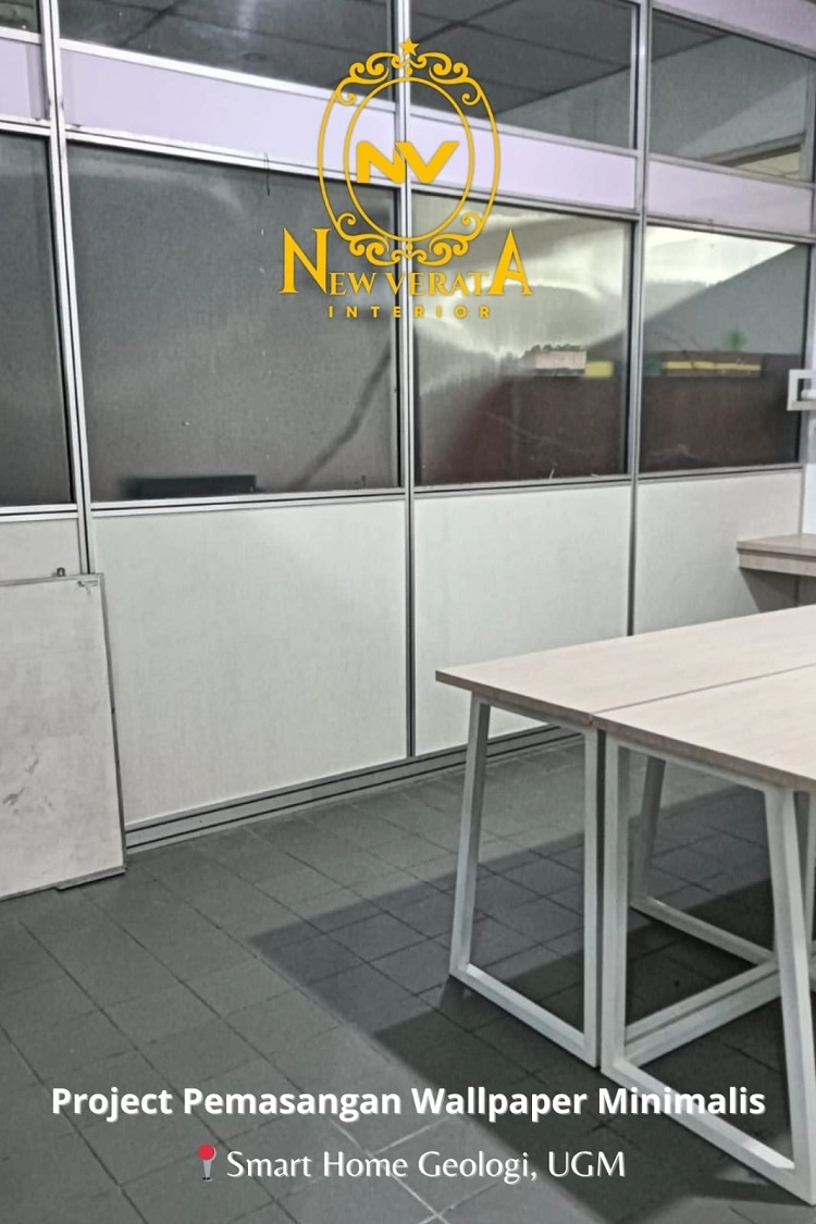 Pemasangan wallpaper di kampus Jogja, Sumber: doc pribadi