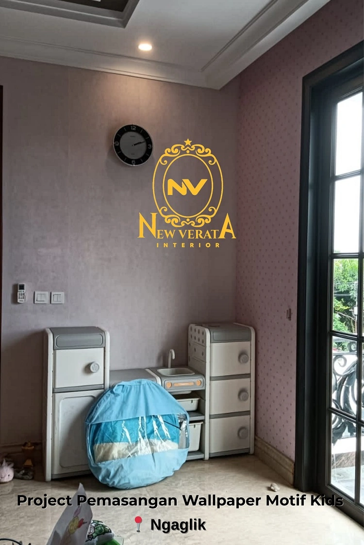 Pemasangan wallpaper motif kids di Ngaglik, Sumber: doc pribadi