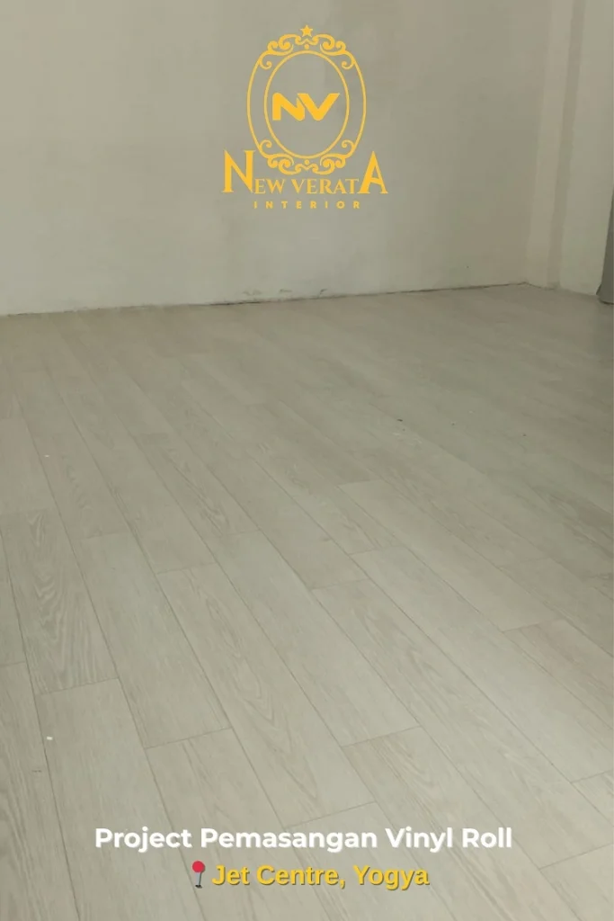 Pemasangan vinyl roll di Jogja, Sumber: doc pribadi