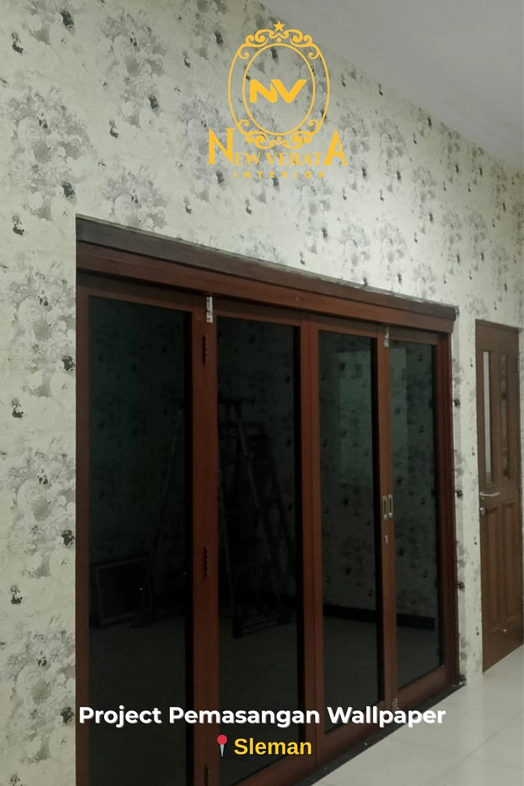 Pemasangan wallpaper motif di Sleman, Sumber: doc pribadi