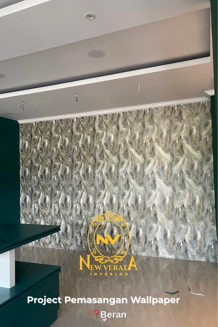 Pemasangan wallpaper motif pada bakery di Sleman, Sumber: doc pribadi