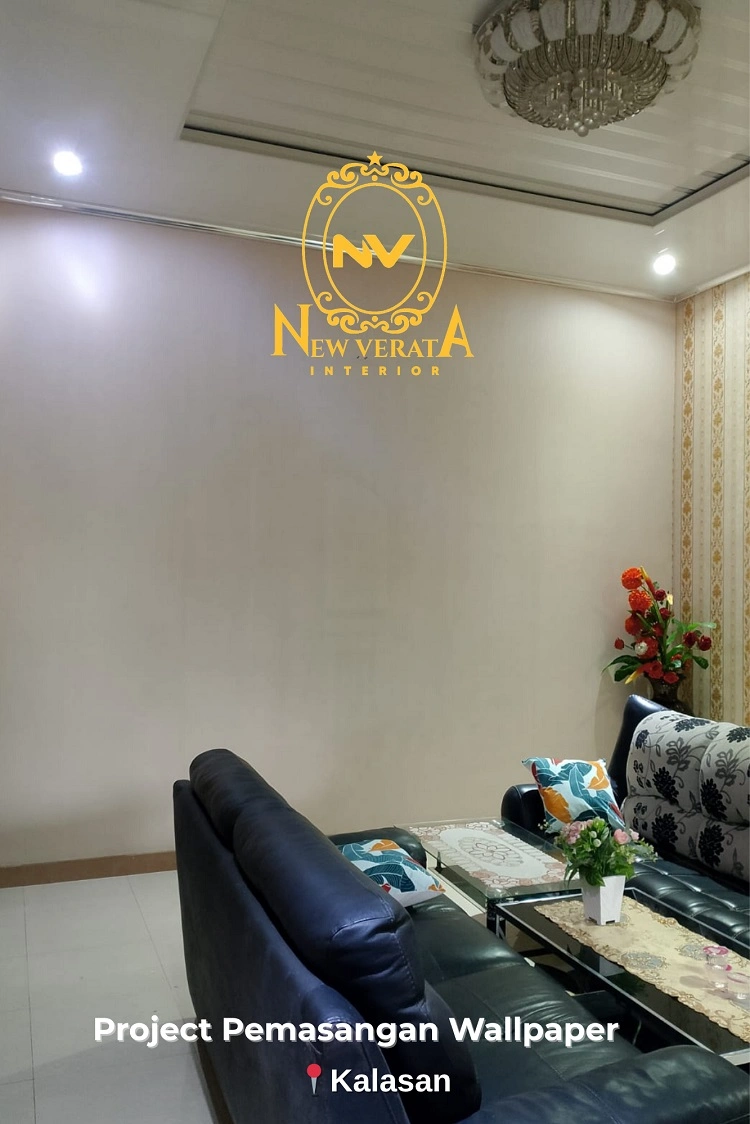 Pemasangan wallpaper pada area ruang keluarga, Sumber: doc pribadi