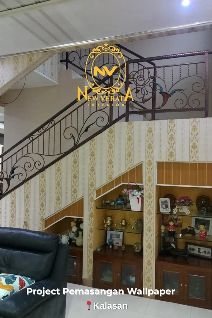 Pemasangan wallpaper pada area tangga, Sumber: doc pribadi