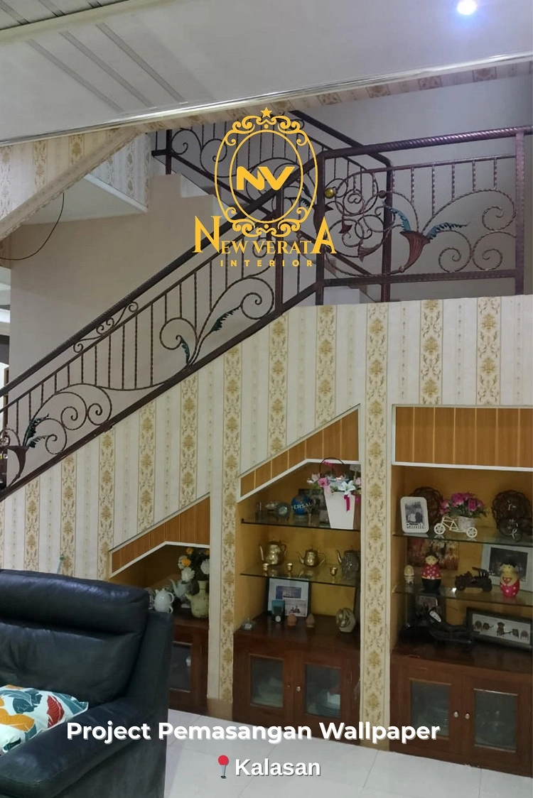 Pemasangan wallpaper pada area tangga, Sumber: doc pribadi