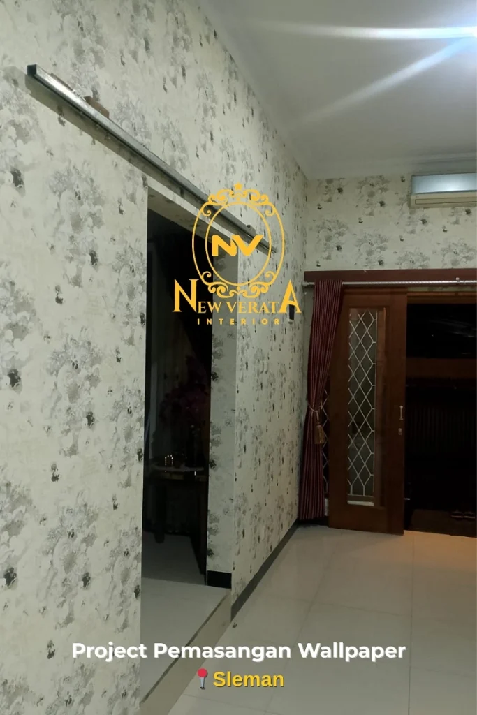 Wallpaper dengan motif bunga untuk ruang tamu, Sumber: doc pribadi