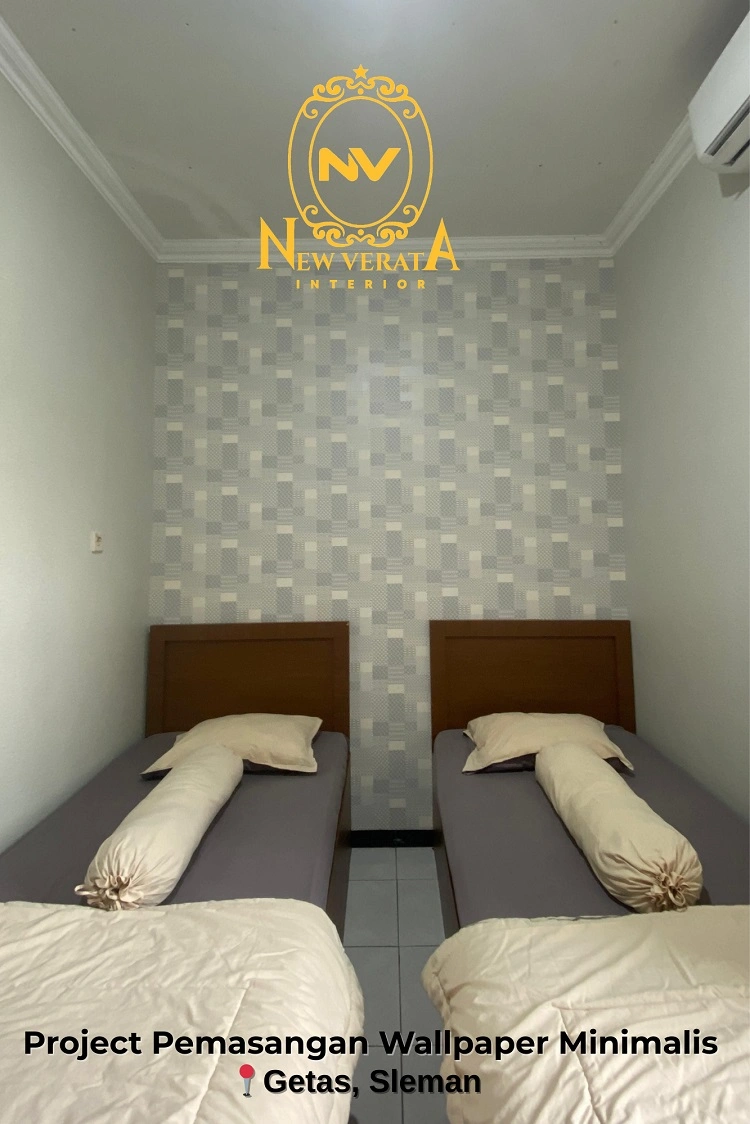 Wallpaper dengan nuansa soft pada kamar kos, Sumber: doc pribadi