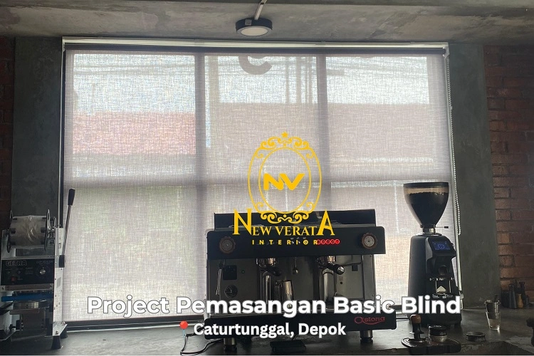 Pemasangan basic blind pada kafe di Depok Sleman, Sumber: doc pribadi