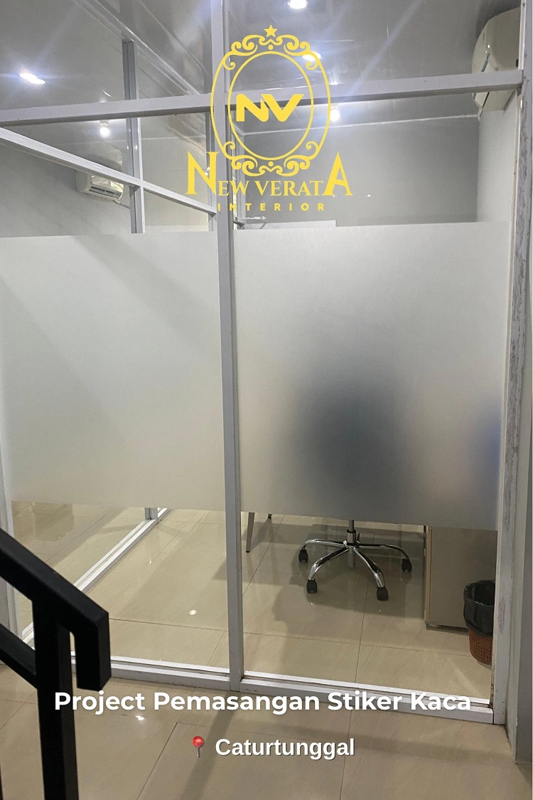 Pemasangan kaca stiker pada ruang kerja, Sumber: doc pribadi