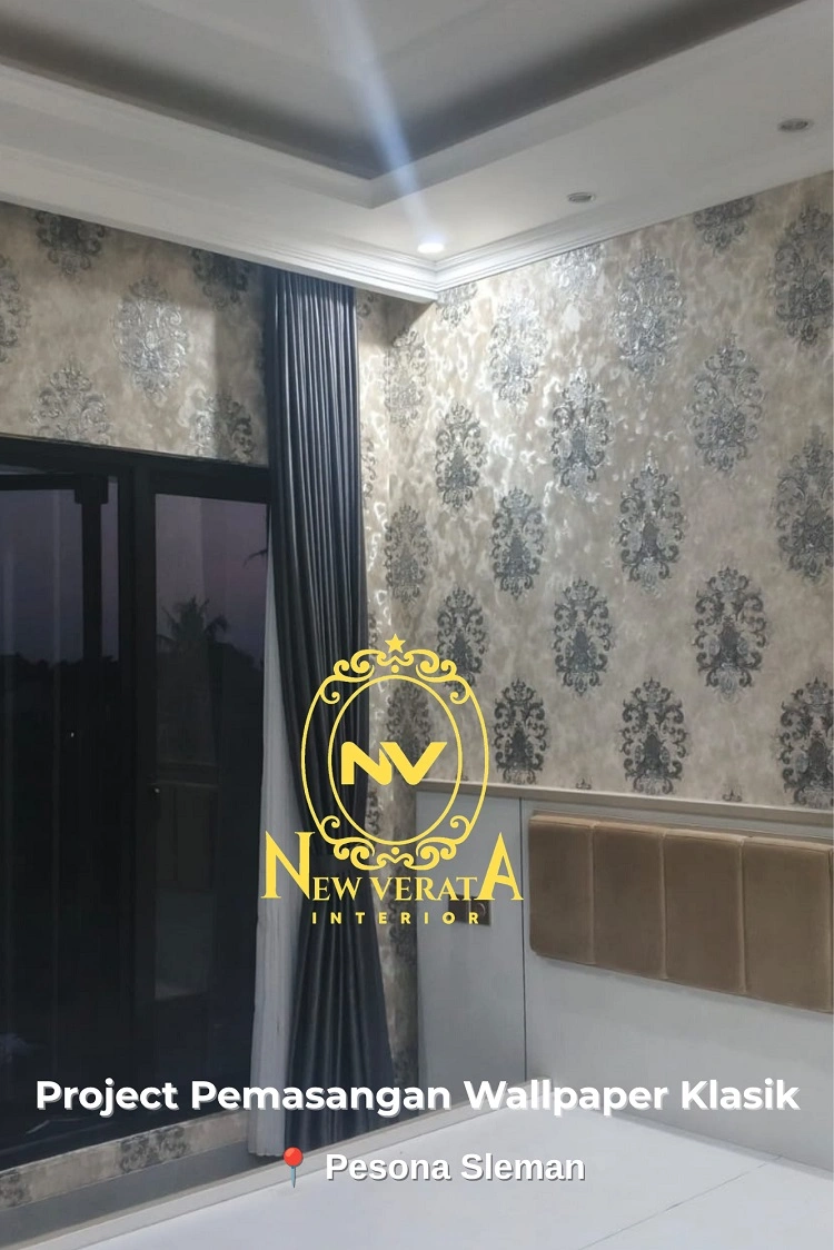 Pemasangan wallpaper motif klasik di Sleman, Sumber: doc pribadi