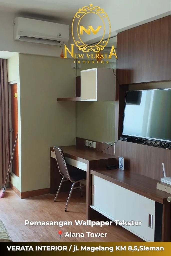 Pemasangan wallpaper memberikan kesan ruangan berkarakter, Sumber: doc pribadi