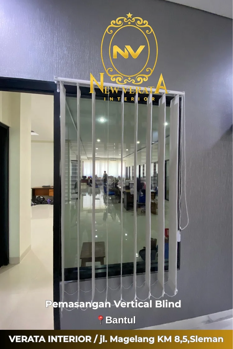 Vertical blind ditempatkan pada ruang kantor, Sumber: doc pribadi